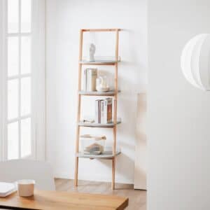 Smuk og elegant stigereol med 4 hylder, L44xH169xB39 cm, lysegrå